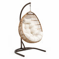 Rattan-Hängesessel mit Stahlrahmen und beigem Kissen